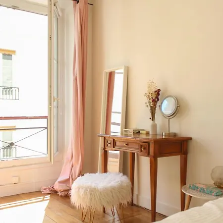 Charming Near Opera Apartment *
